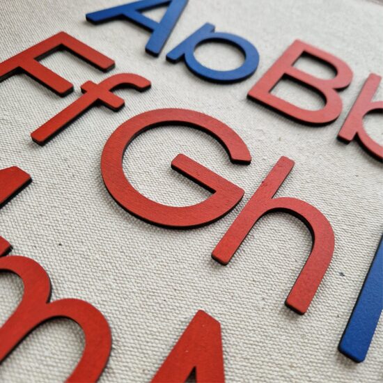 Montessori Bewegliches Alphabet – große und kleine gedruckte Holzbuchstaben (118 Stück)– Déemor Kids